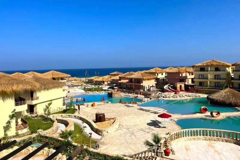 Luksusowy kurort all inclusive w Egipcie z basenami i widokiem na morze. Zastanawiasz się, ile pieniędzy zabrać do Egiptu all inclusive?