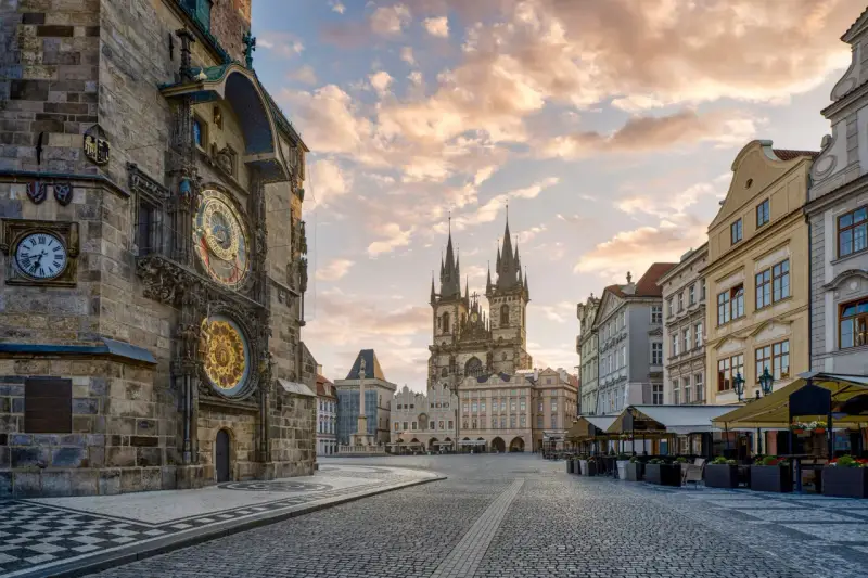 Praski Rynek z zegarem astronomicznym i Kościołem Marii Panny przed burzą. Idealne miejsce na jednodniową wycieczkę z Szklarskiej Poręby.