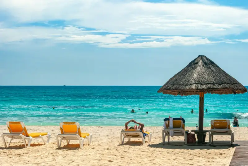 Idealne miejsce, gdzie na wakacje w lipcu egzotyka: piaszczysta plaża, turkusowe morze i leżaki czekają na Ciebie.